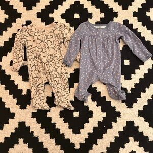 Carter’s onesies
Size newborn